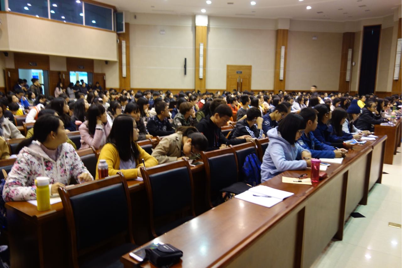 学生干部认真听讲、做笔记
