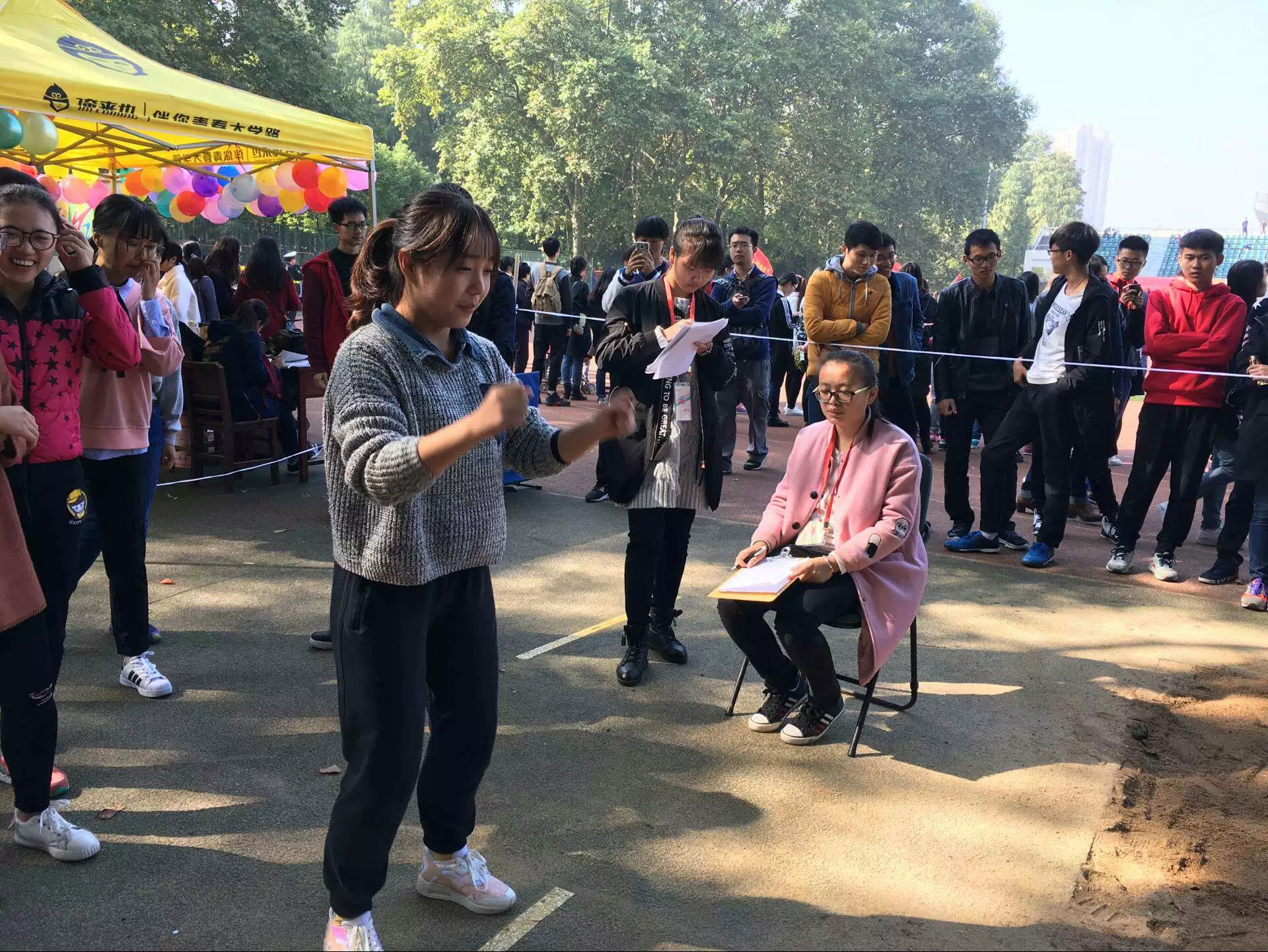 英国正版365官方网站本科生在立定跳远