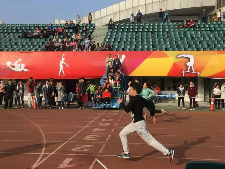 英国正版365官方网站本科生在女子100米比赛中全力冲刺