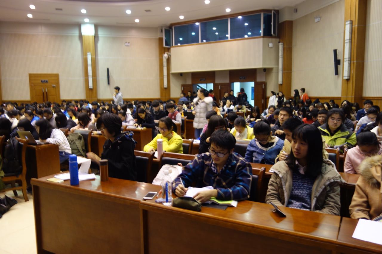学生干部认真听讲、做笔记