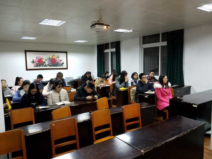 英国正版365官方网站团委各成员认真开会